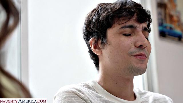 Элизабет Скайлар решила показать другу сына, как взрослые тёлки обращаются с членом - урок получился практичный и веселый.