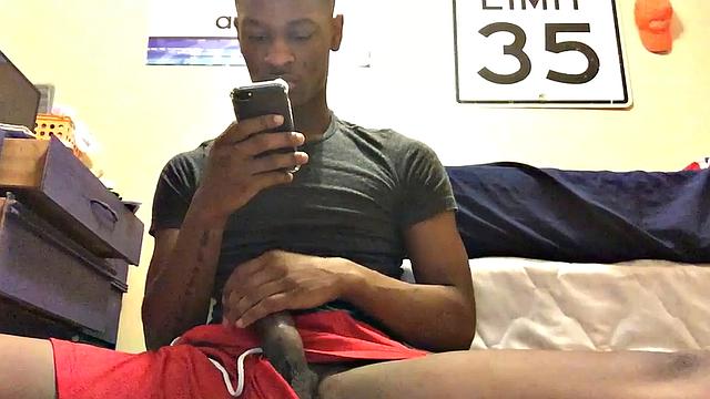 Крис Коулман вываливает огромный член и жестко дрочит на полу