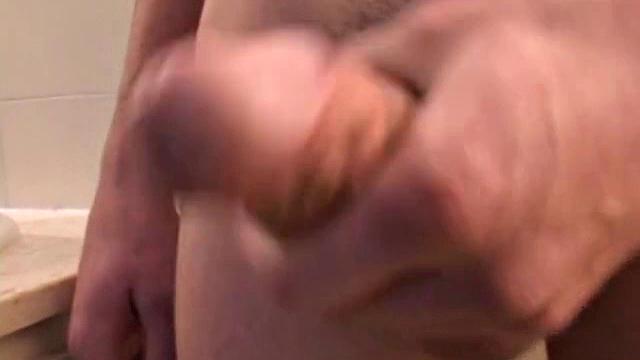 Досон не может сдержаться и дрочит, пока не кончит