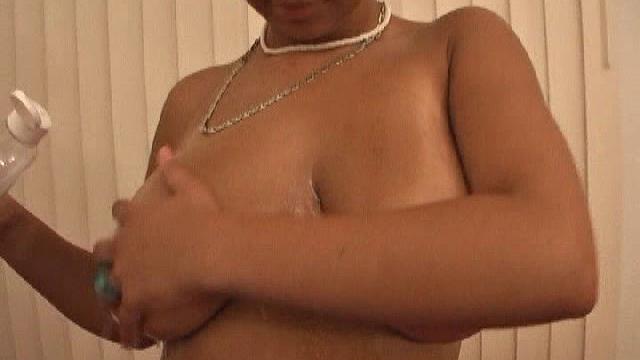 Трейси гладит бритую киску толстым дилдо