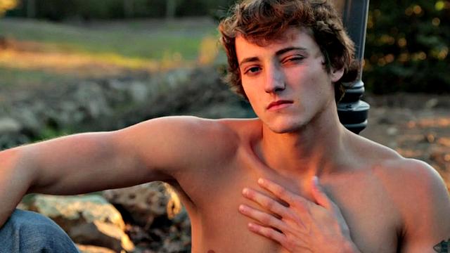 Athletic amateur shows ass and jerks off on the bed