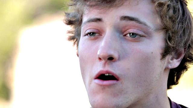 Athletic amateur shows ass and jerks off on the bed