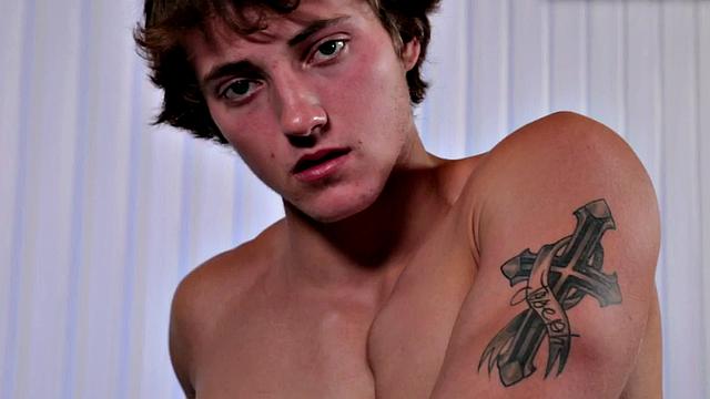 Athletic amateur shows ass and jerks off on the bed