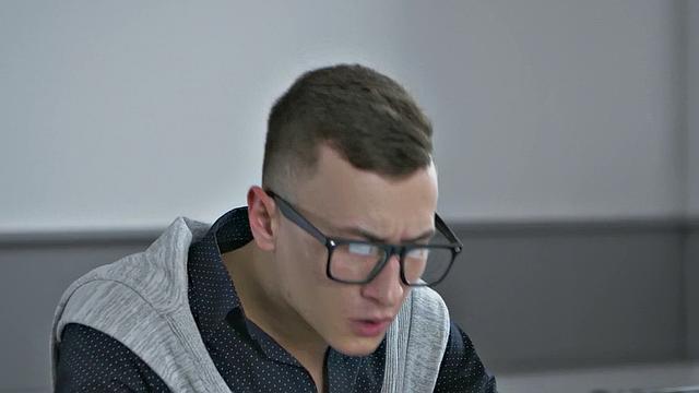 A kinky brown-haired babe get off with glasses & reverse cowgirl action