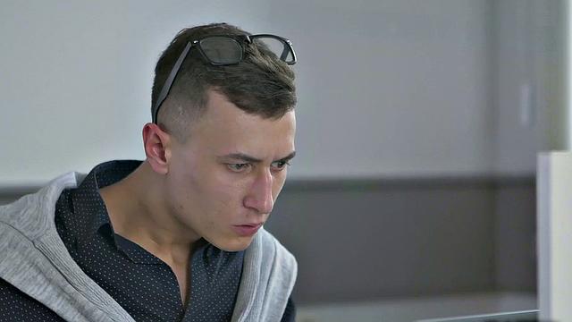 A kinky brown-haired babe get off with glasses & reverse cowgirl action