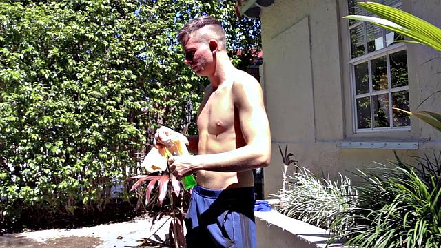 горячая милфа соблазнила крепкого парня на диване