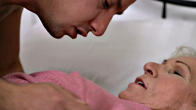 волосатая зрелая соблазняет молодого любовника после страстного поцелуя