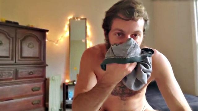 Bearded jock jerks and fingers his lubed asshole for cumshot