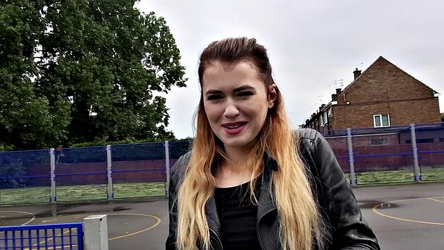 misha cross сверкает сиськами и ловит мощный фейсит на природе в кожаных стрингах