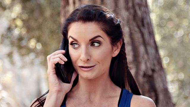 йога-милфа орёт от секса, а муж слушает её стоны по телефону