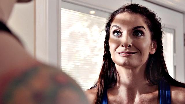 йога-милфа орёт от секса, а муж слушает её стоны по телефону