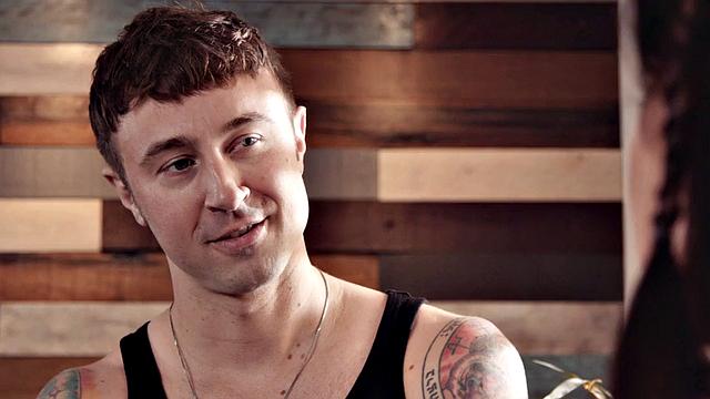 йога-милфа орёт от секса, а муж слушает её стоны по телефону