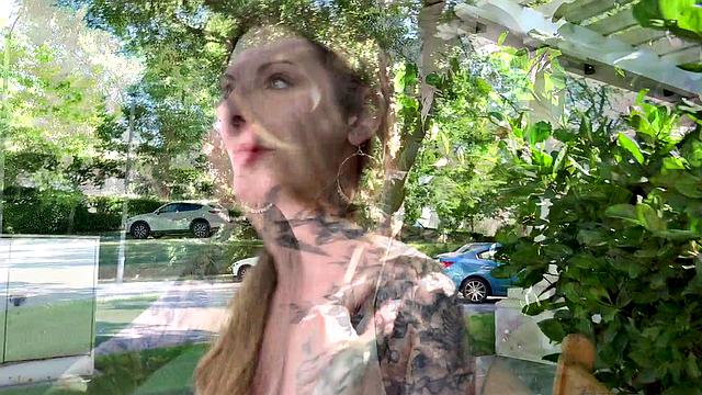 разведённая милфа жадно принимает сперму в pov