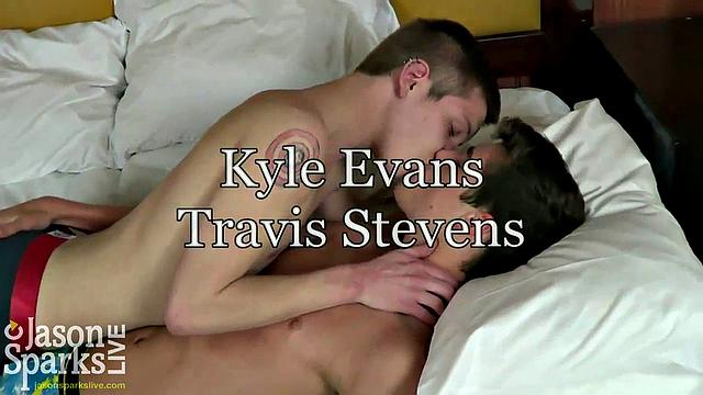 Кайл Эванс трахается с Трэвисом Стивенсом без резинки в общаге