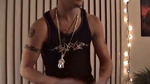 Парень дрочит и кончает на камеру