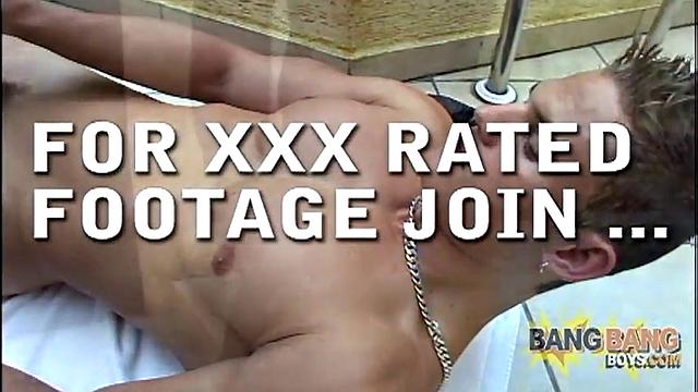 Райан подрочил на свежем воздухе - мышцы, член и немного игрушек