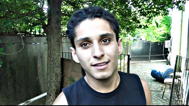 мускулистый соблазняет зелёноглазого и раздевает до трусов, как бы невзначай