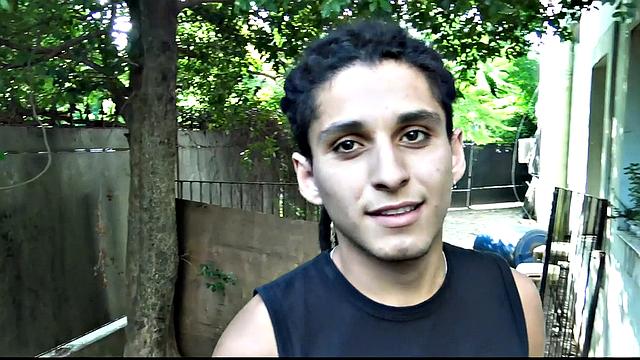 мускулистый соблазняет зелёноглазого и раздевает до трусов, как бы невзначай