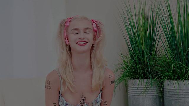 блондинка сносит голову глубоким минетом своему чуваку в pov