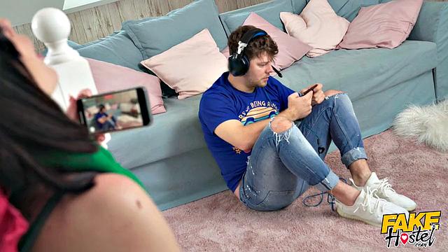 Возбужденная брюнетка Alyson Thor играет с собой и получает анал от Michael Fly в хостеле, бурно кончая на его члене.