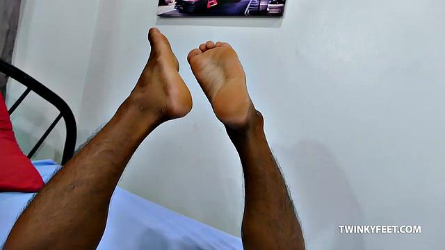 Rizal дрочит на камеру и кончает на себя