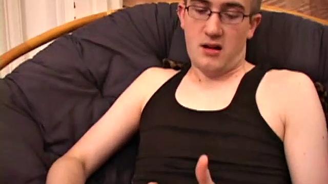 Шон Коэн напрягает мышцы и мощно кончает на простыню