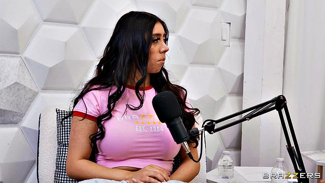 Кира Нуар заводит жаркое трио с Вайолет Майерс и Алексом Джонсом на диване