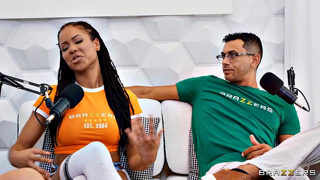 Кира Нуар заводит жаркое трио с Вайолет Майерс и Алексом Джонсом на диване