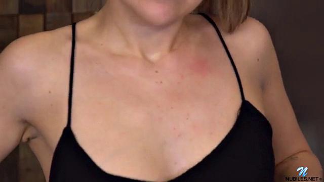 Русская брюнетка раздвигает ноги на кухонной столешнице