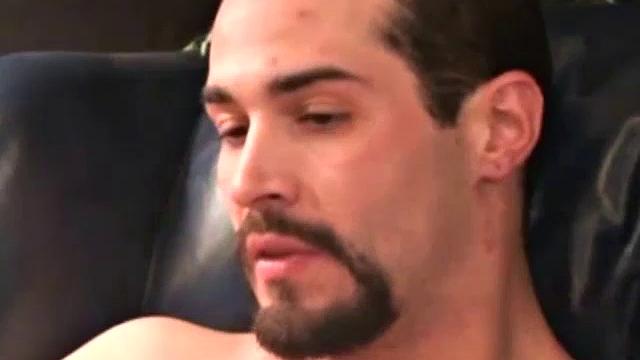 Тимоти, уверенный в себе слесарь, дрочит и дразнит сочной жопой