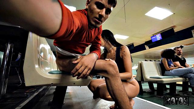 Габи Ортега ловко развлекает Виктора Рея под боулинг, а мужики пытаются сбить кегли по-своему.