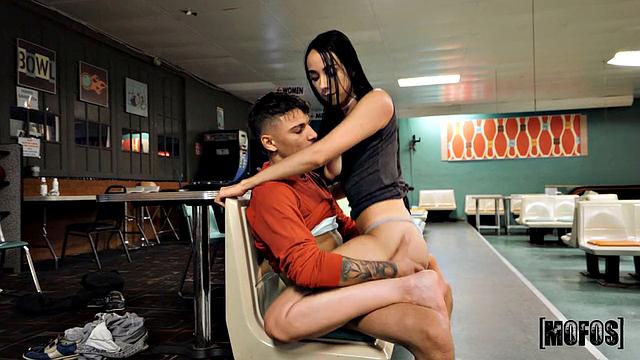 Габи Ортега ловко развлекает Виктора Рея под боулинг, а мужики пытаются сбить кегли по-своему.