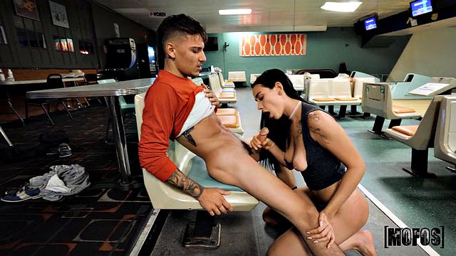 Габи Ортега ловко развлекает Виктора Рея под боулинг, а мужики пытаются сбить кегли по-своему.