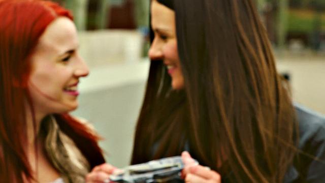 две взрослые девушки предаются страсти в дороге