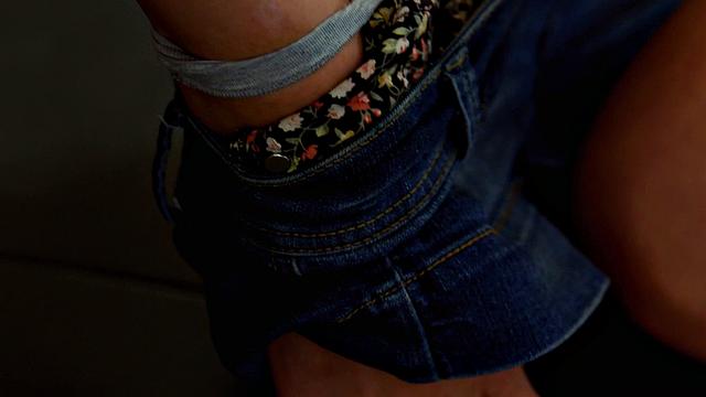 две взрослые девушки предаются страсти в дороге