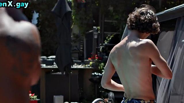 накачанный красавчик жестко трахается с гладким твингом в лесу