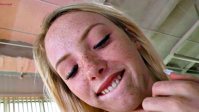 жаркая красотка с упругими сиськами отсасывает и грязно болтает в pov