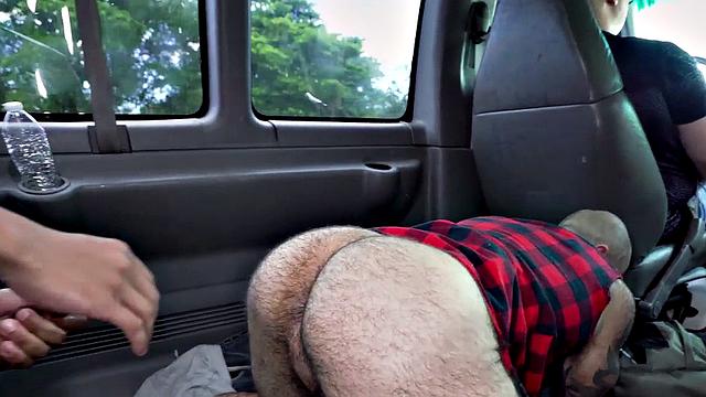 BBC guy pounds and pounds bareback on IR-Par�� in car after casting call