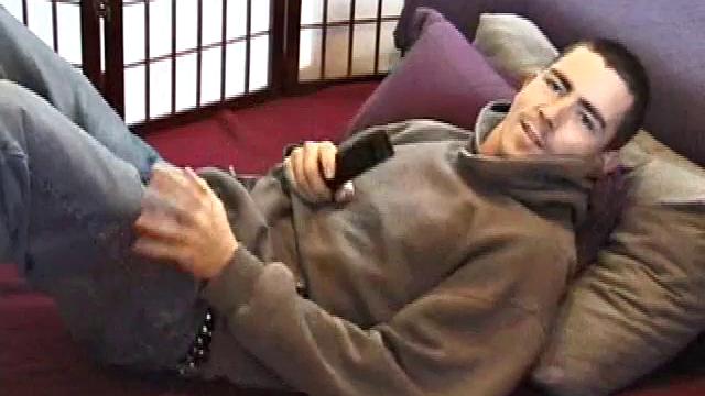 Дэн мощно дрочит и кончает на камеру