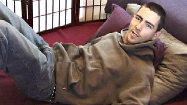 Дэн мощно дрочит и кончает на камеру