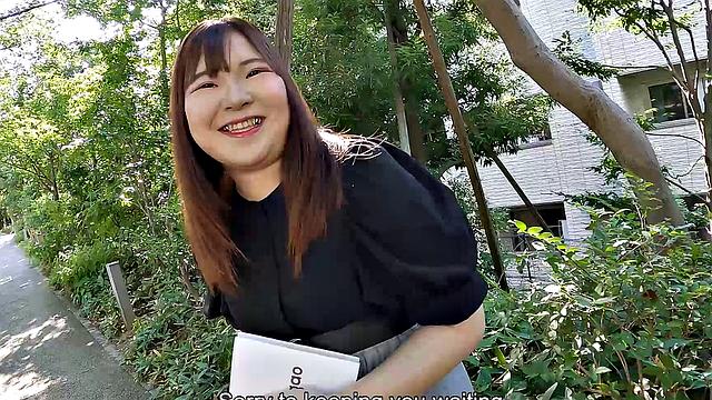 Мики Сакасита дразнит сочной попкой и голой киской