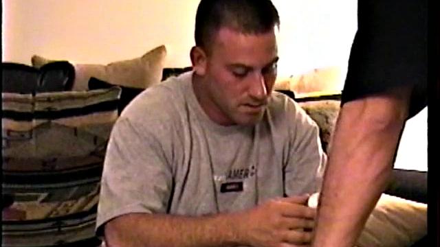 Джастин дрочит крепким членом для камеры, сперма летит далеко