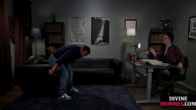 Госпожа в латексе жёстко трахает мужика страпоном и связывает его по рукам и ногам.