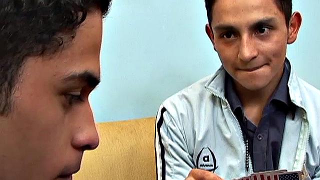 Крупный латинец жёстко шпилит друга без презерватива, оба кайфуют