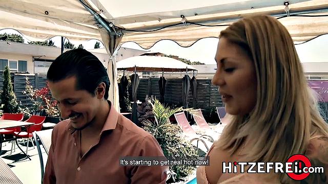 Mia Blow глубоко сосет и трахается у бассейна