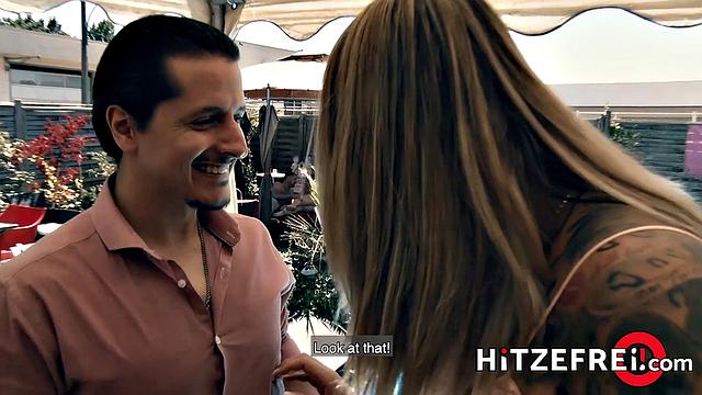 Mia Blow глубоко сосет и трахается у бассейна