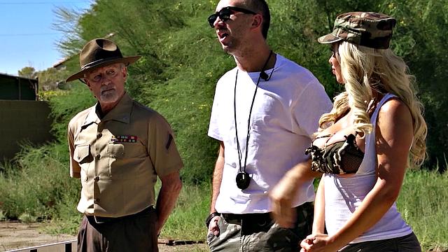 шлюхи мнут сиськи на полосе и трахаются в сторонке