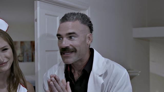 на приёме у врача блондинка сдаёт не только анализы