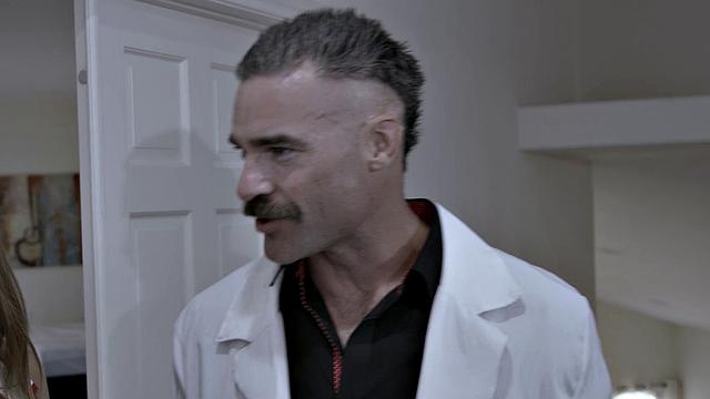 на приёме у врача блондинка сдаёт не только анализы