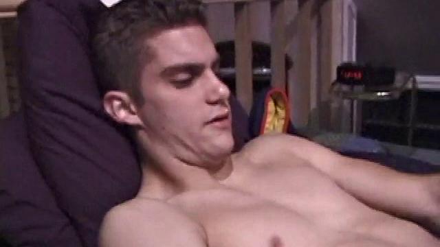 спортивный парень дрочит член и заливает пресс спермой